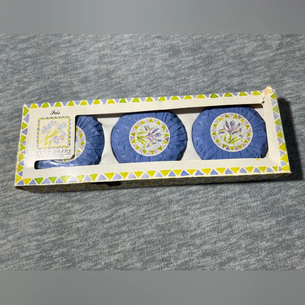 Country Gate Iris Fine Soaps Set Of 3 Made in England Vintage 2.62oz Wrapped New